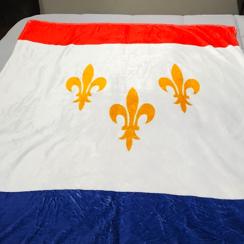 ⚜️NWOT city of New Orleans flag fleece throw blanket.  Perfect condition! ⚜️